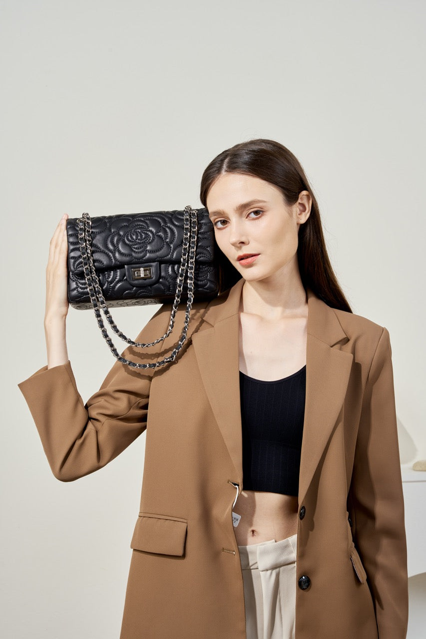 Geantă crossbody matlasată pentru femei, din piele naturală de oaie, cu lanț și model Camellia