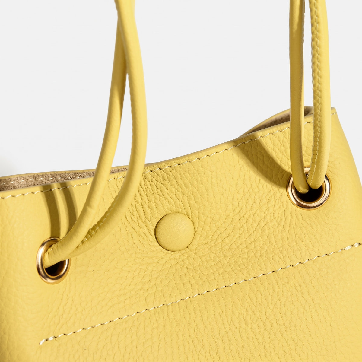 Borsa a spalla e pochette per telefono in vera pelle martellata, dallo stile quiet luxury