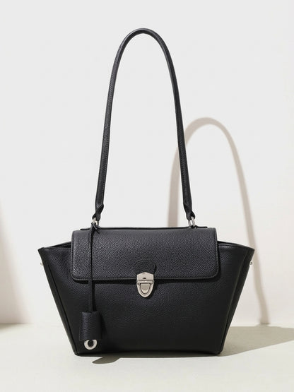 Geantă clutch tote cu clapetă și laterale evazate, din piele naturală granulată, în stil Quiet Luxe