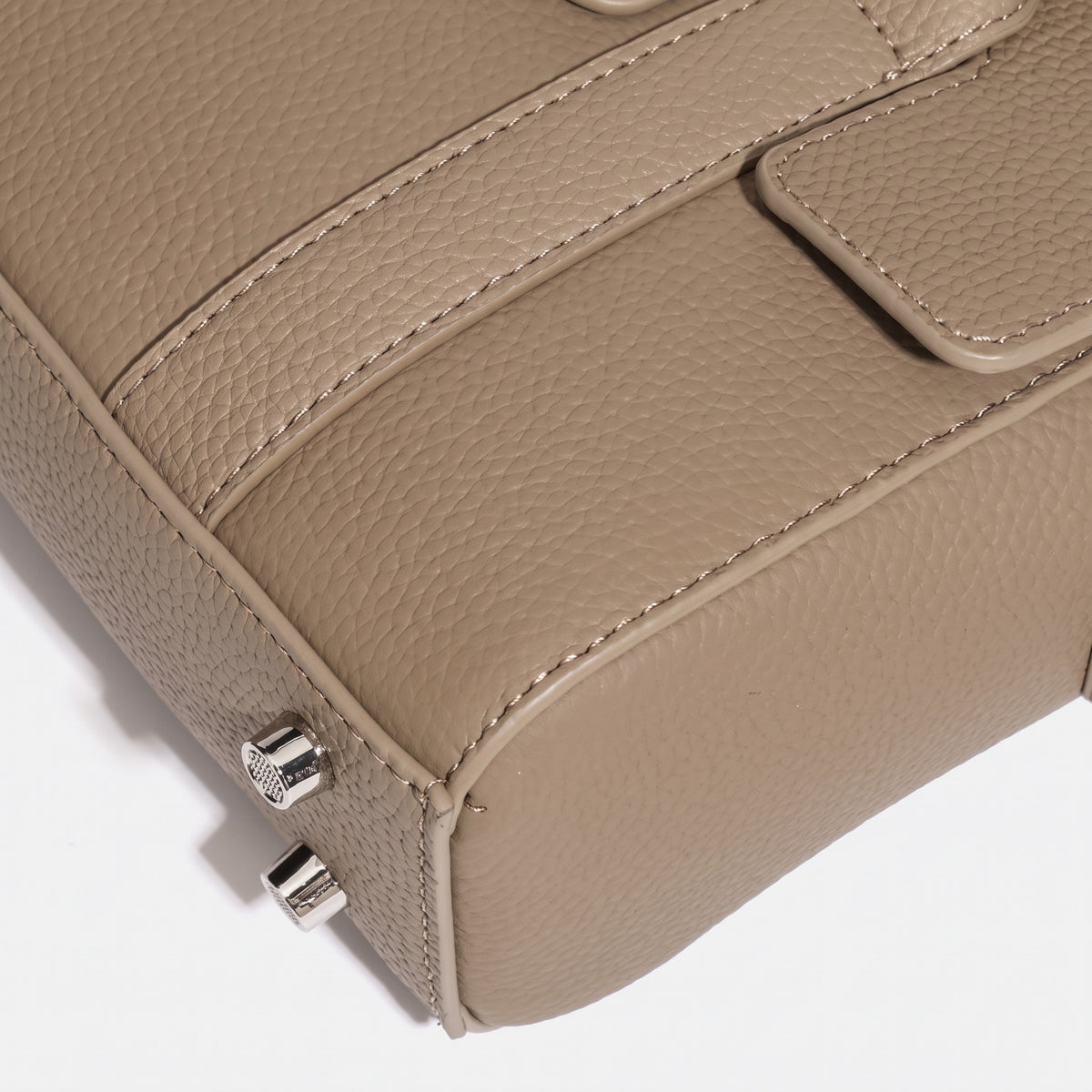 Borsa classica ed elegante a tracolla e spalla in vera pelle con patta