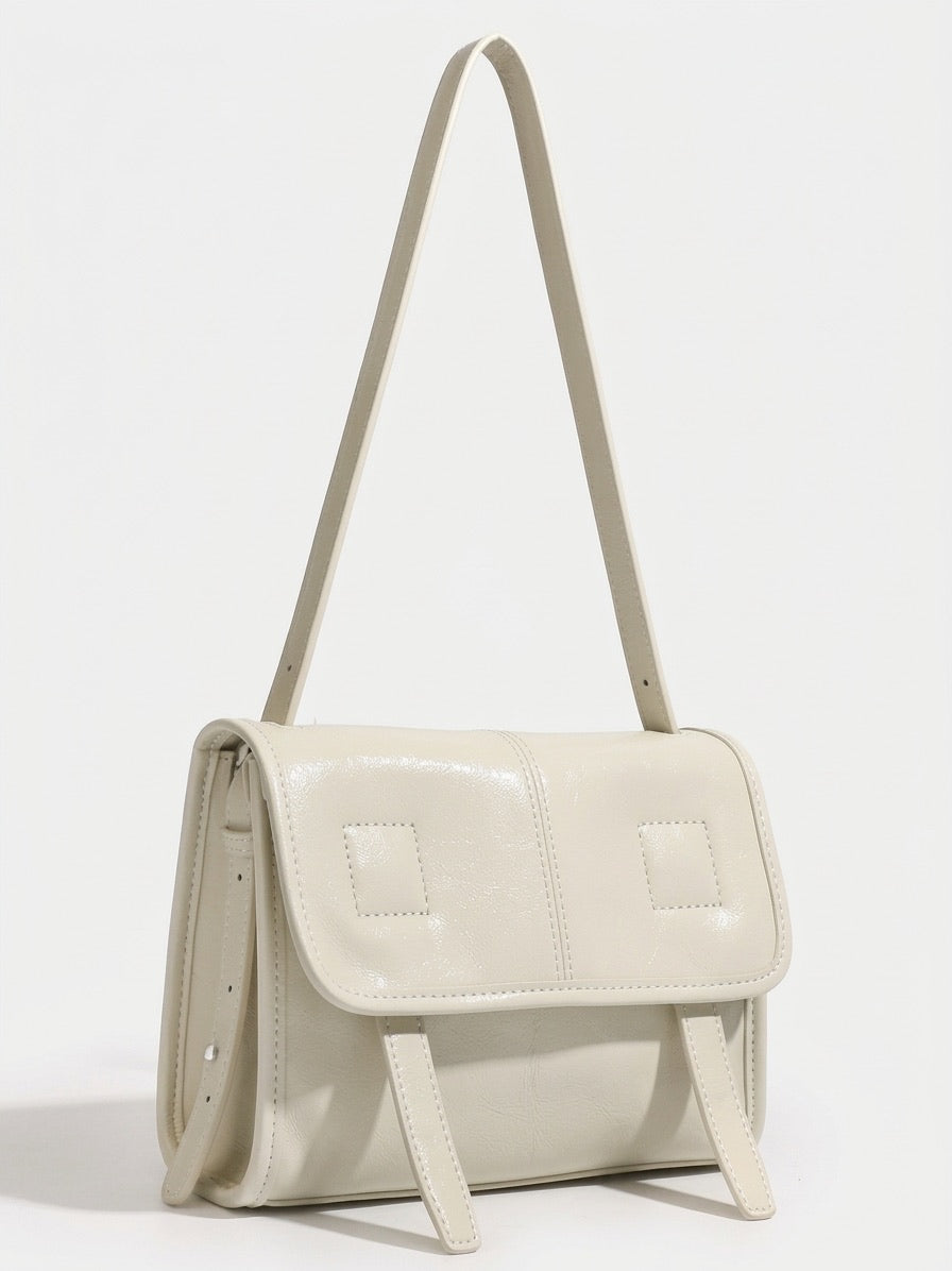 Borsa a spalla e tracolla minimalista in vera pelle testurizzata con patta