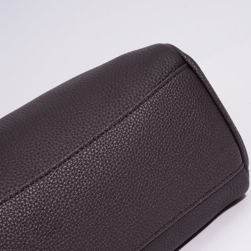 Geantă clutch tote cu clapetă și laterale evazate, din piele naturală granulată, în stil Quiet Luxe