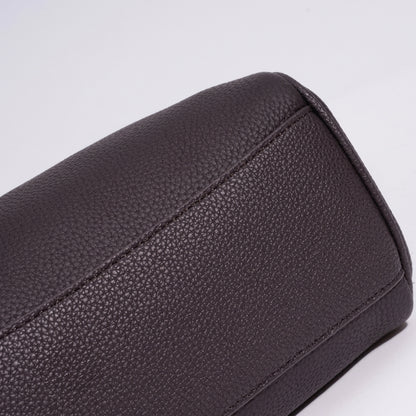 Geantă clutch tote cu clapetă și laterale evazate, din piele naturală granulată, în stil Quiet Luxe