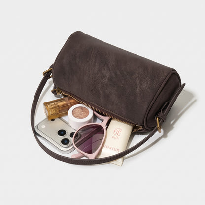 Geantă clutch rustică, mată, cilindrică, din piele autentică cu aspect uzat, purtată crossbody