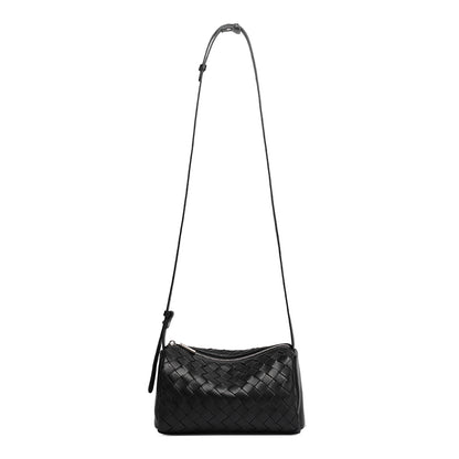 Minimalistische Baguette-Clutch aus gewebtem echtem Schafsleder  