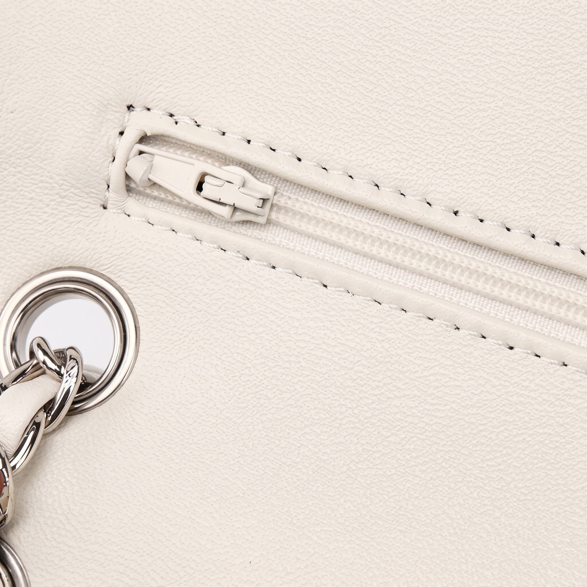 Geantă crossbody matlasată pentru femei, din piele naturală de oaie, cu lanț și model Camellia