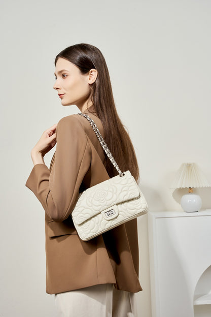 Geantă crossbody matlasată pentru femei, din piele naturală de oaie, cu lanț și model Camellia
