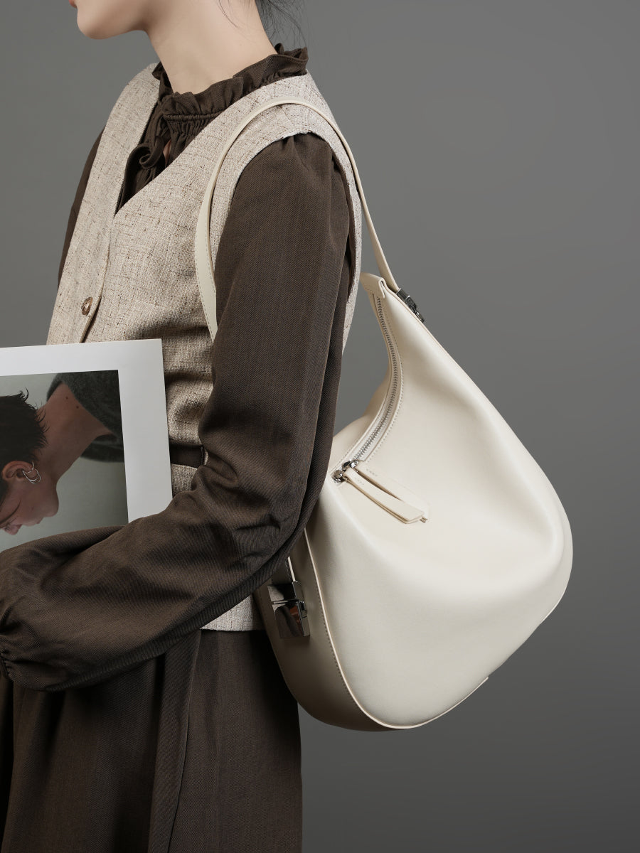 Borsa a tracolla a mezzaluna minimalista in vera pelle