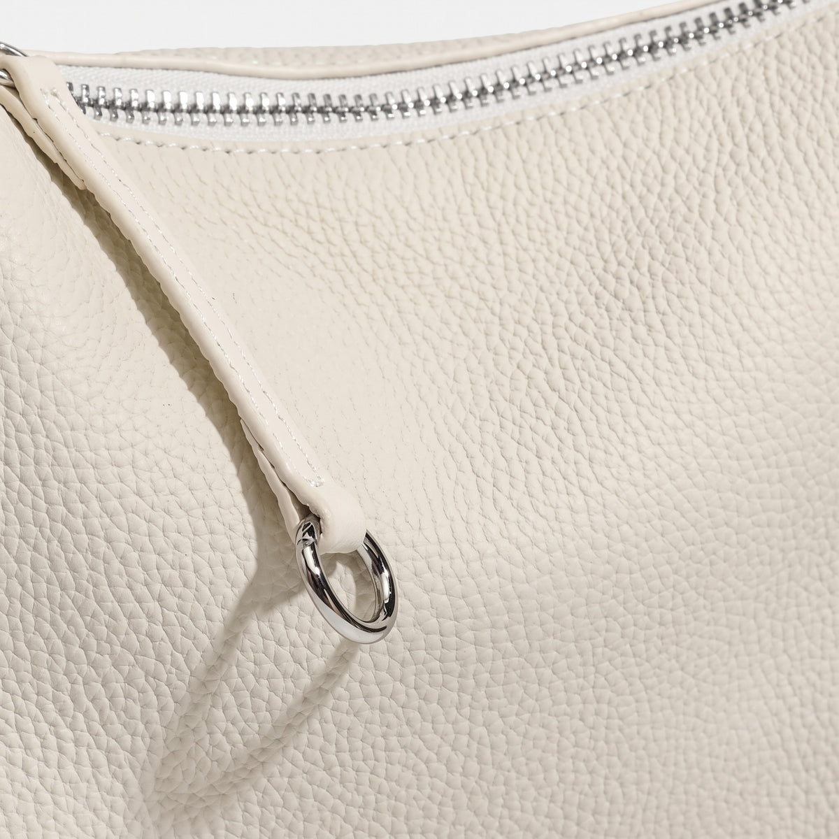 Pochette minimalista a tracolla in vera pelle martellata dalle linee essenziali
