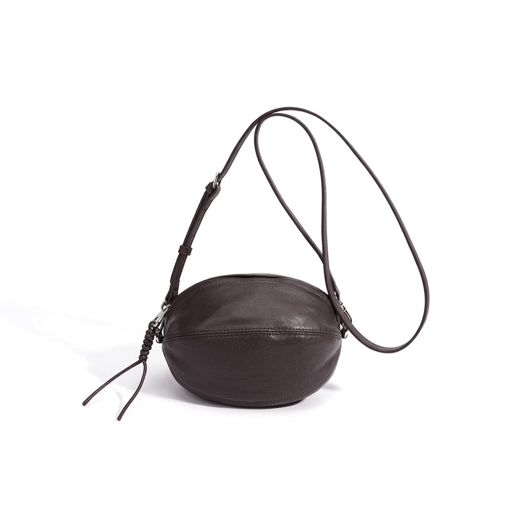 Moderne, geschmeidige ovale Rugby-Clutch aus echtem Lammleder