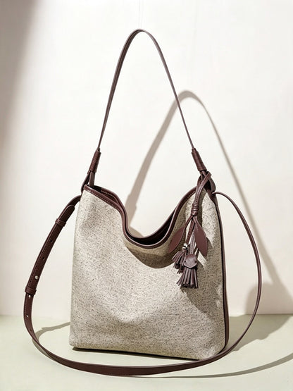 Borsa pochette a secchiello morbida in tela con ciondolo a nappa