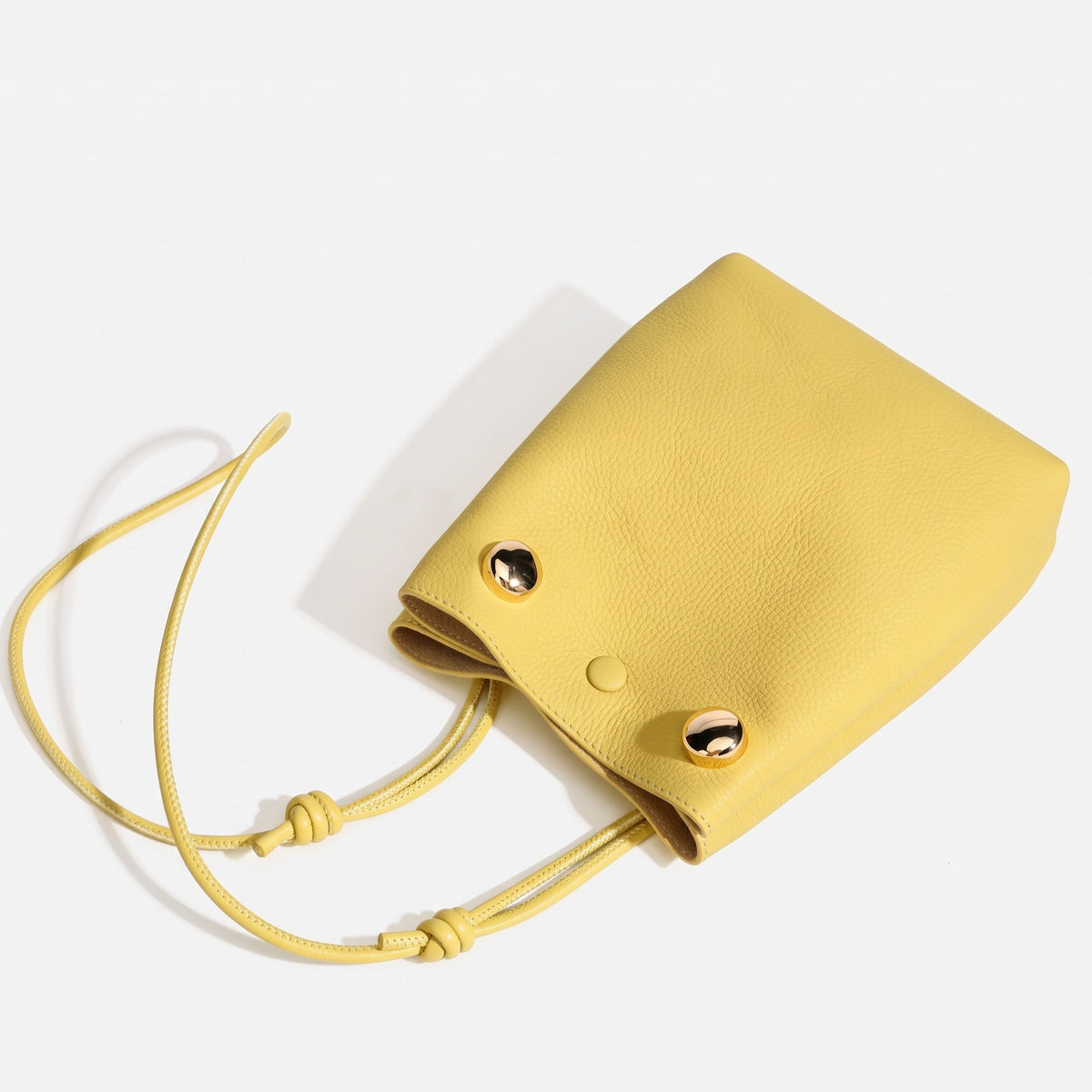 Borsa a spalla e pochette per telefono in vera pelle martellata, dallo stile quiet luxury