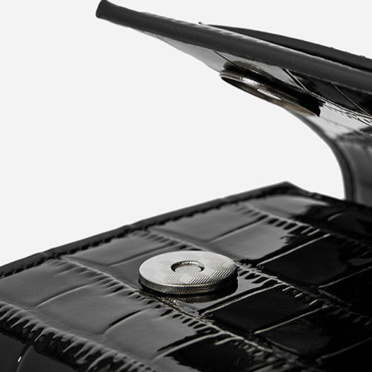 Bolso clutch sobre vintage de cuero genuino con acabado brillante tipo cocodrilo