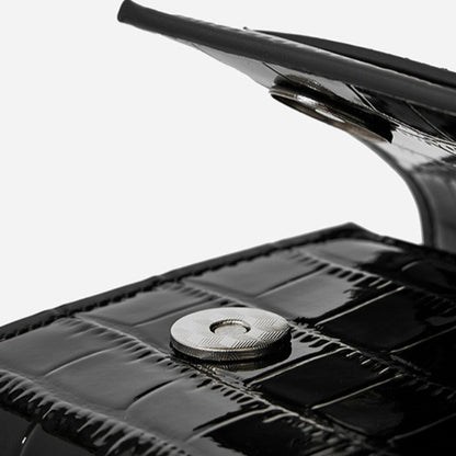 Bolso clutch sobre vintage de cuero genuino con acabado brillante tipo cocodrilo