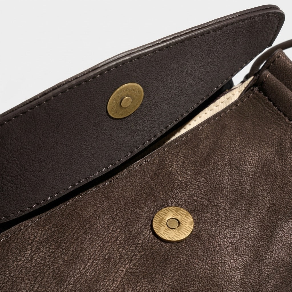 Borsa trapezoidale scolpita effetto vissuto in vera pelle opaca di vacchetta