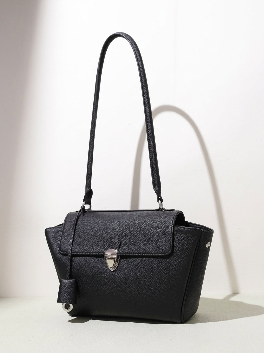 Geantă clutch tote cu clapetă și laterale evazate, din piele naturală granulată, în stil Quiet Luxe