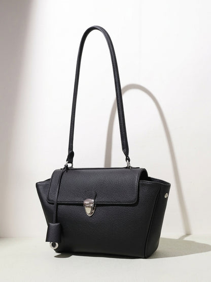 Geantă clutch tote cu clapetă și laterale evazate, din piele naturală granulată, în stil Quiet Luxe