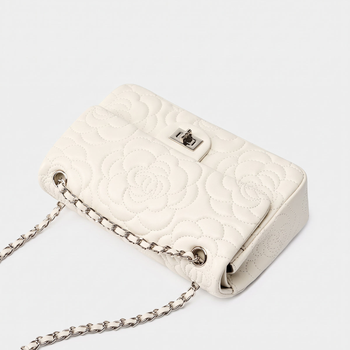 Geantă crossbody matlasată pentru femei, din piele naturală de oaie, cu lanț și model Camellia