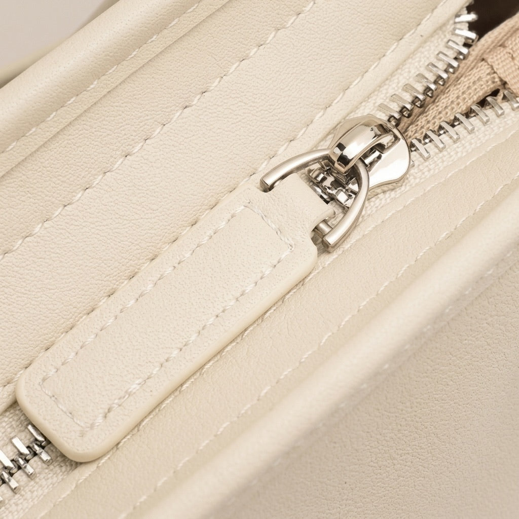 Mini tote a tracolla in vera pelle scolpita con distintivo cuore