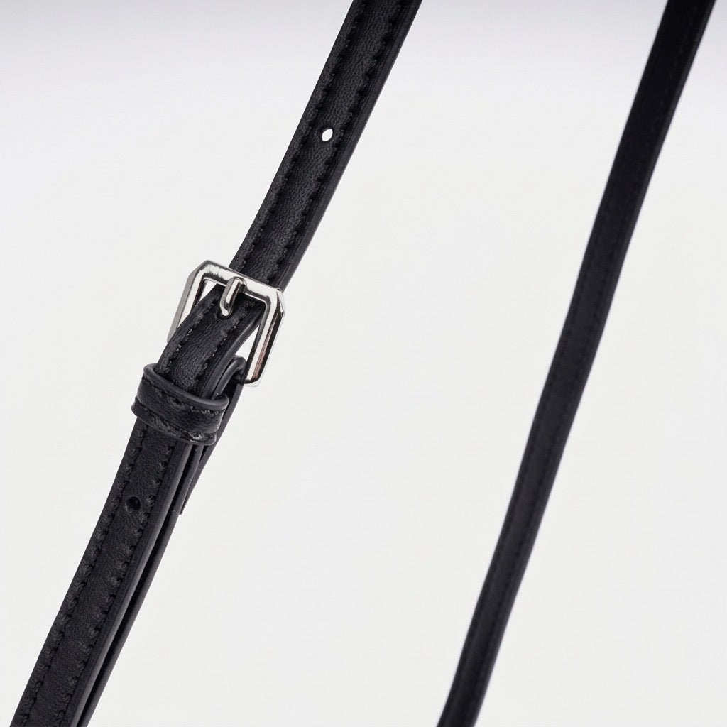 Moderne, geschmeidige ovale Rugby-Clutch aus echtem Lammleder