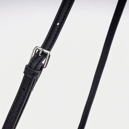 Moderne, geschmeidige ovale Rugby-Clutch aus echtem Lammleder