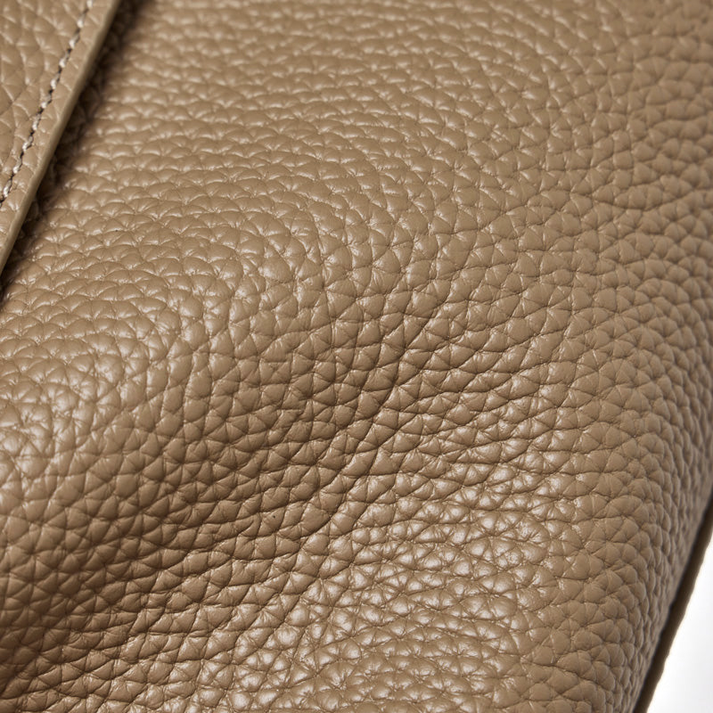 Borsa a tracolla con patta in vera pelle effetto litchi e tracolla regolabile