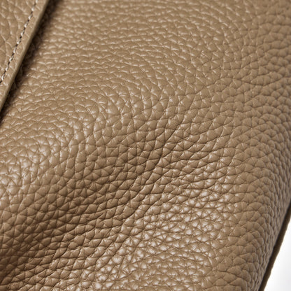 Borsa a tracolla con patta in vera pelle effetto litchi e tracolla regolabile