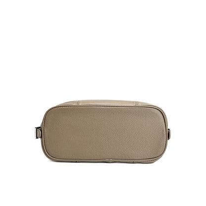 Borsa pochette a cuscino in vera pelle morbida dalla texture martellata