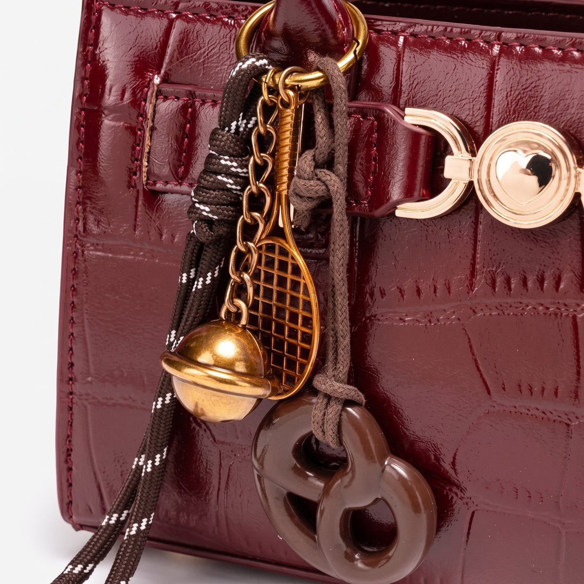 Borsa pochette raffinata in ecopelle vegana lucida con stampa effetto coccodrillo, con charm chic