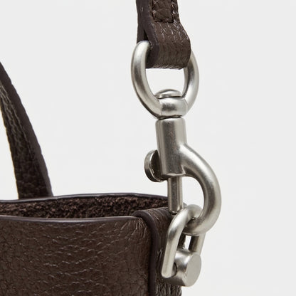 Borsa testurizzata a secchiello, a spalla e tracolla, in vera pelle martellata con dettaglio giocoso