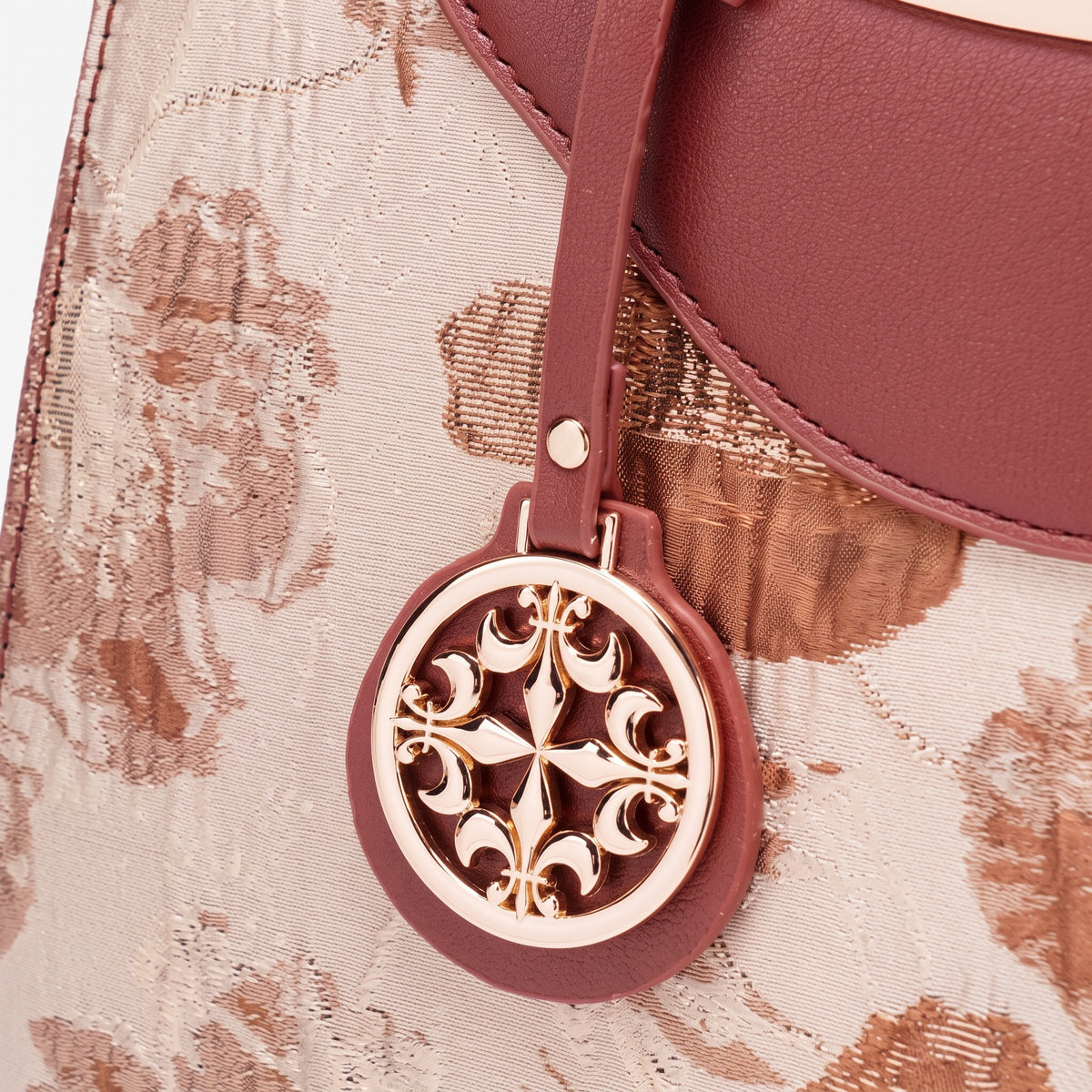 Borsa pochette elegante con fiori, ecopelle vegana e charm rotondo in metallo