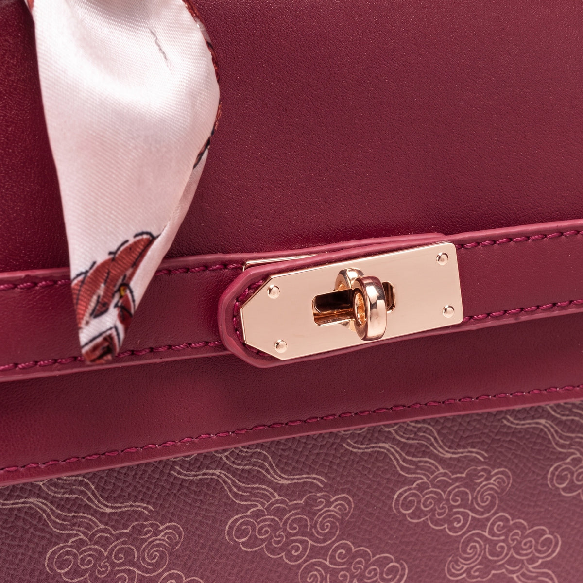 Borsa tote pochette regale con nuvole orientali, in ecopelle vegana, con charm a foulard di seta