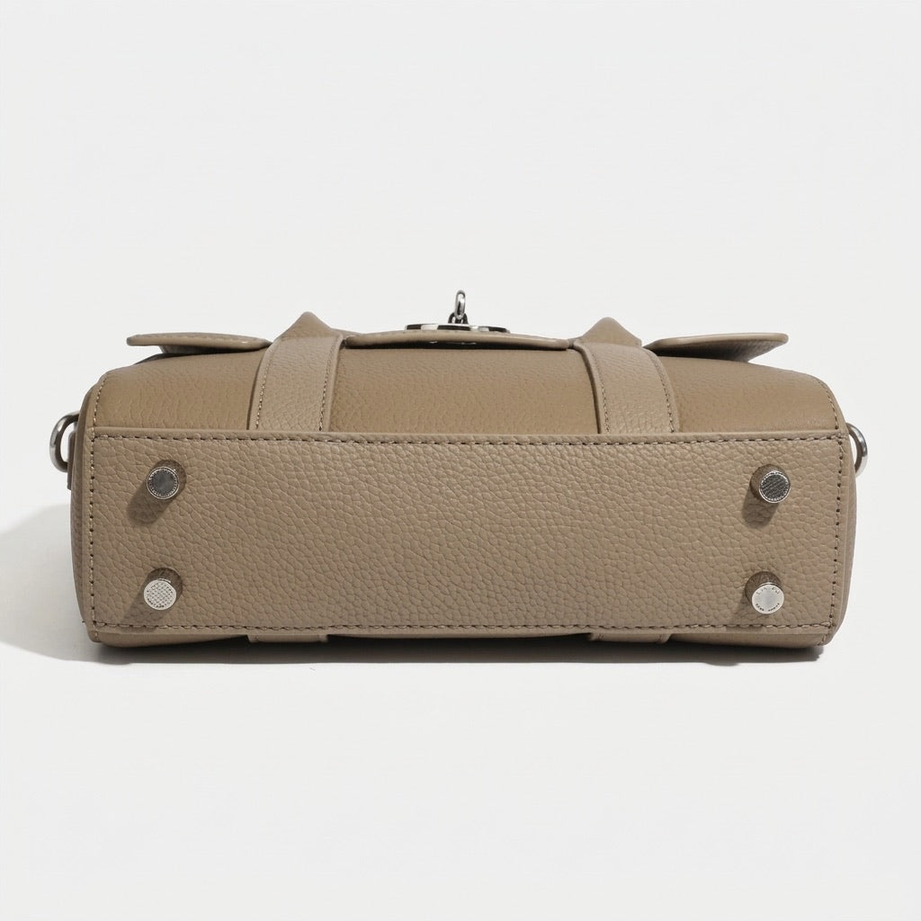 Borsa classica ed elegante a tracolla e spalla in vera pelle con patta