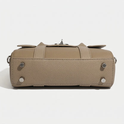 Borsa classica ed elegante a tracolla e spalla in vera pelle con patta