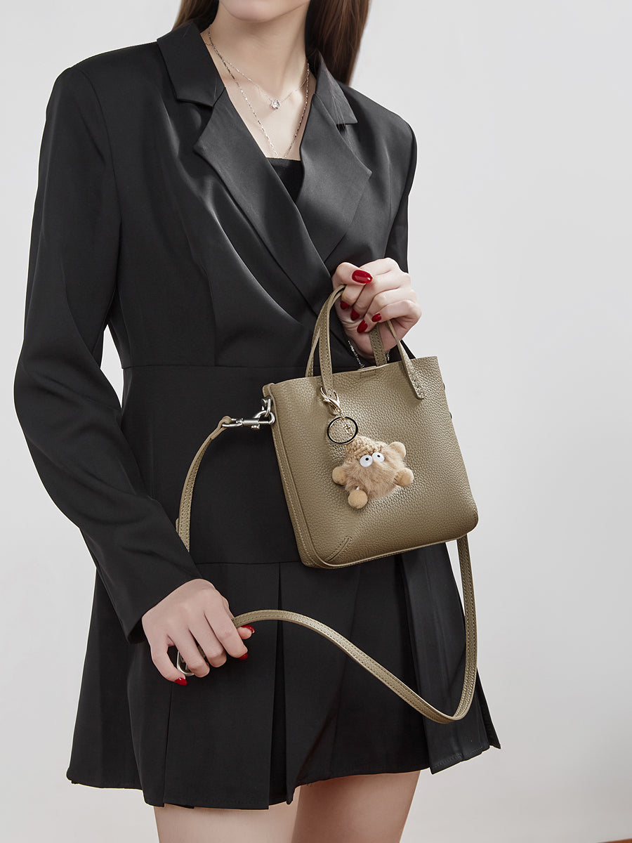 Borsa testurizzata a secchiello, a spalla e tracolla, in vera pelle martellata con dettaglio giocoso