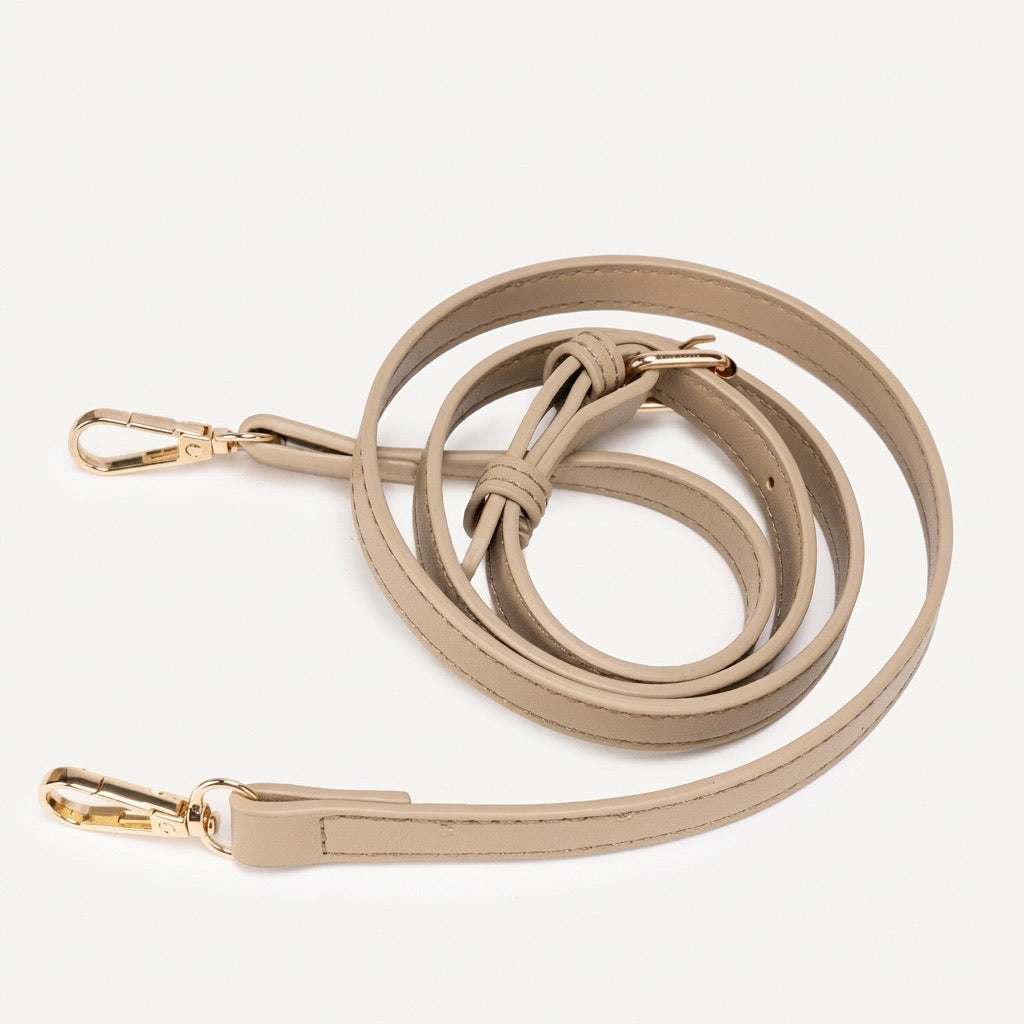 Sac pochette intemporel en cuir écologique végan avec breloque foulard en soie