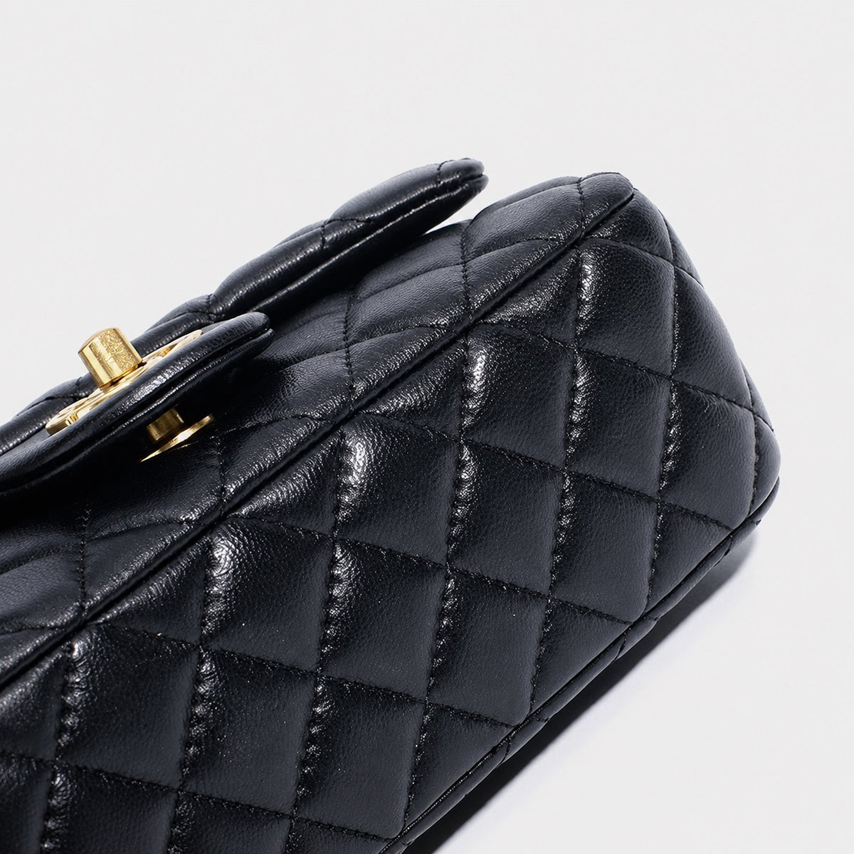 Borsa pochette raffinata con patta trapuntata in vera pelle di montone