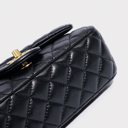 Borsa pochette raffinata con patta trapuntata in vera pelle di montone
