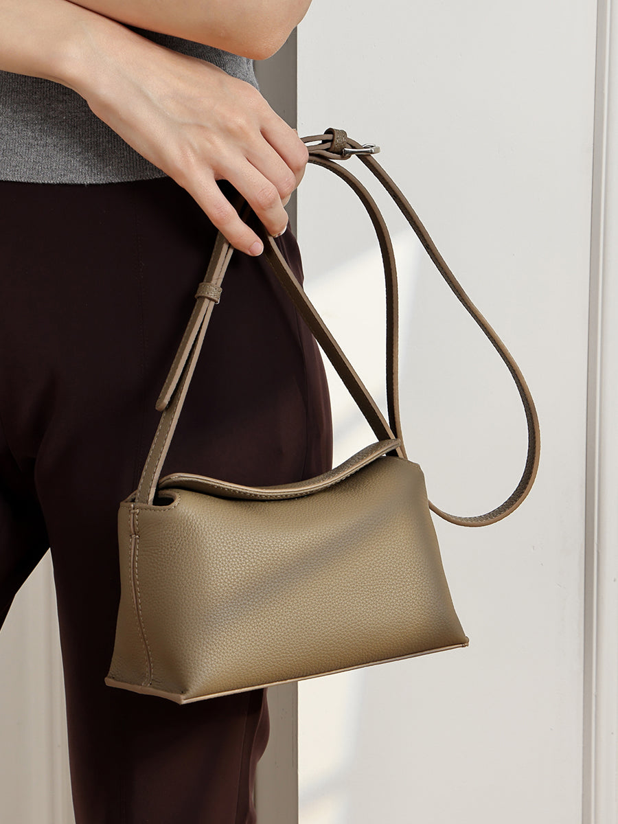 Borsa a tracolla di nicchia artigianale in vera pelle con chiusura magnetica nascosta