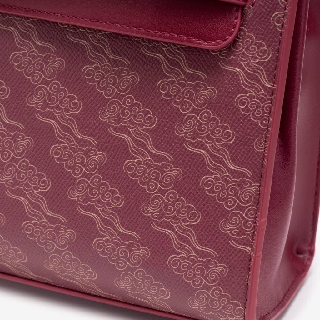Borsa tote pochette regale con nuvole orientali, in ecopelle vegana, con charm a foulard di seta