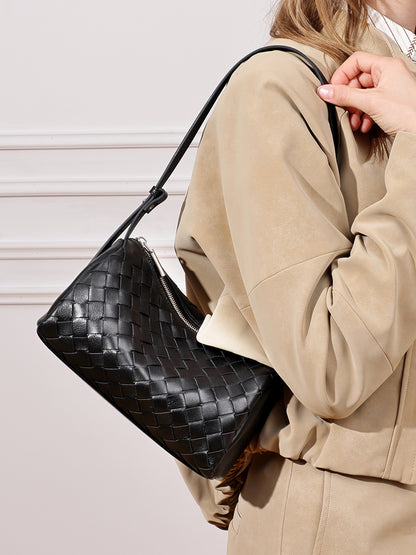 Minimalistische Baguette-Clutch aus gewebtem echtem Schafsleder  