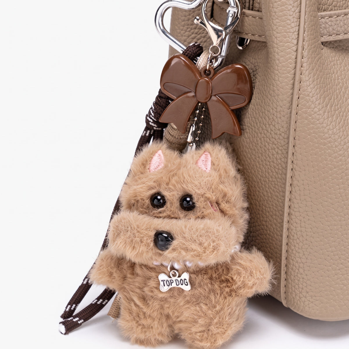 Sac seau en cuir écologique végan à texture grainée douce avec breloque chiot duveteux