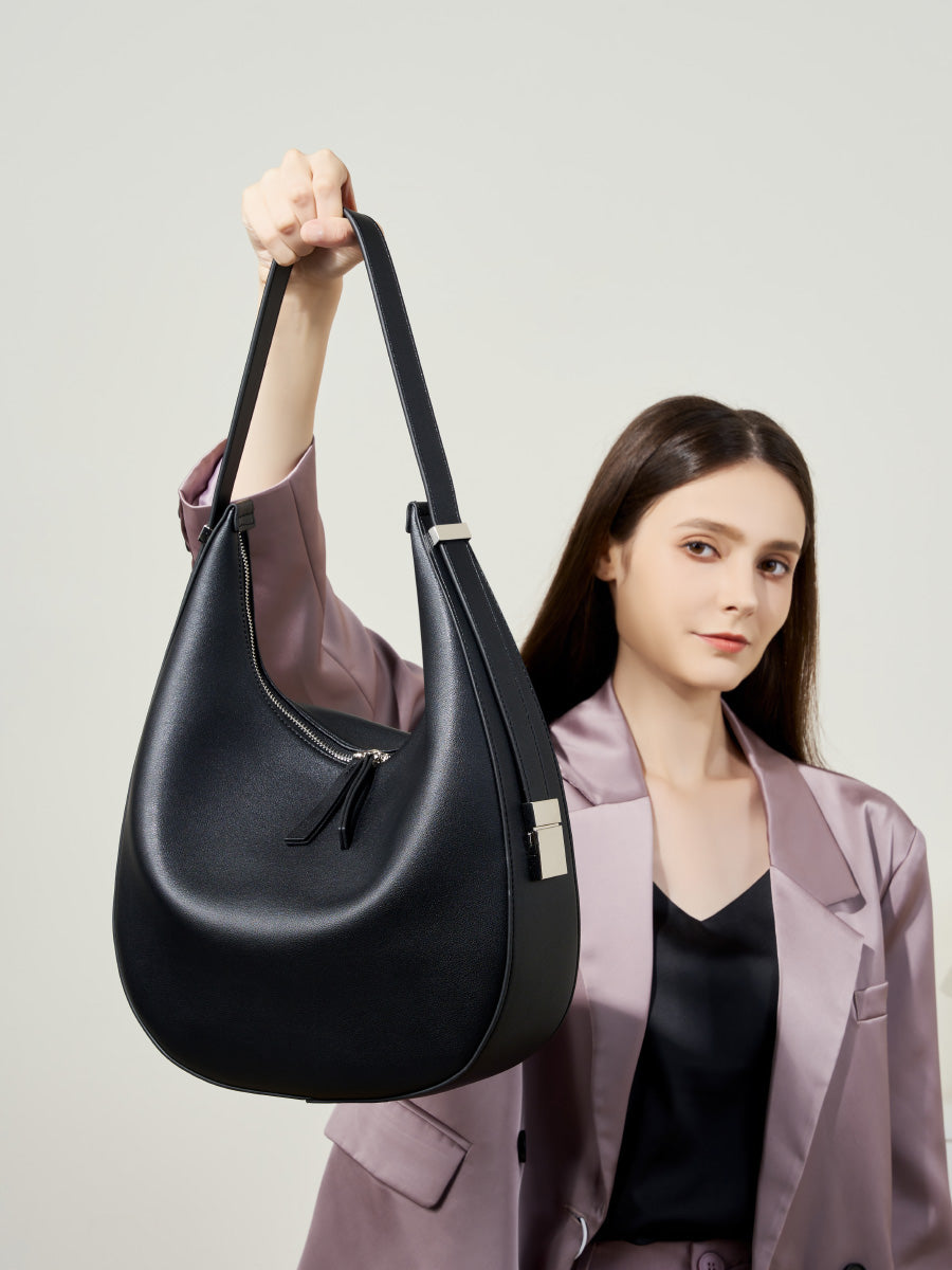 Borsa a tracolla a mezzaluna minimalista in vera pelle