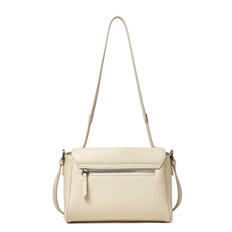 Borsa a tracolla con patta in vera pelle effetto litchi e tracolla regolabile