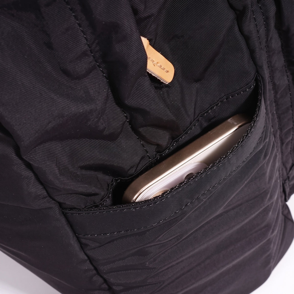 Minimalistischer geräumiger Nylon-Rucksack mit Reißverschluss