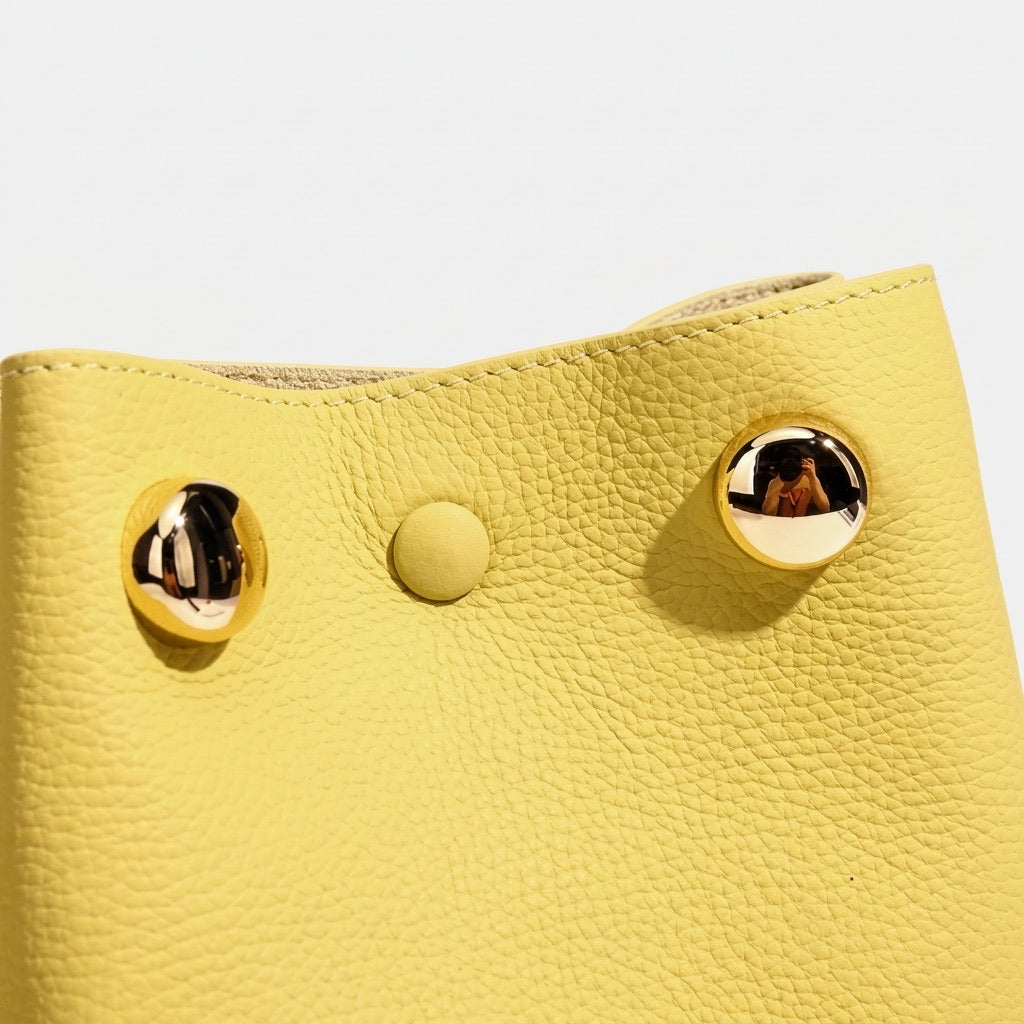 Borsa a spalla e pochette per telefono in vera pelle martellata, dallo stile quiet luxury