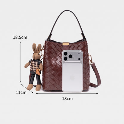 Sac pochette seau tressé rétro en cuir écologique végan avec charme lapin en peluche