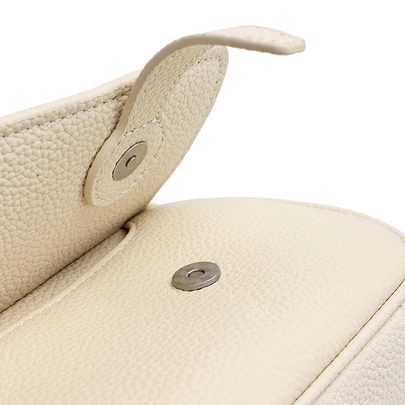 Borsa pochette baguette a patta in vera pelle martellata, dai toni delicati