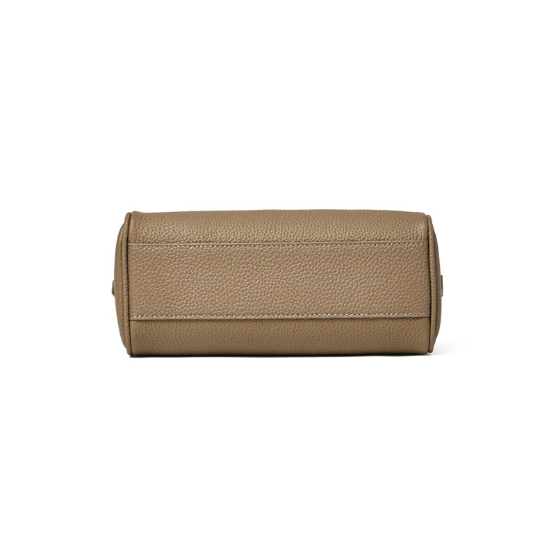 Borsa a tracolla con patta in vera pelle effetto litchi e tracolla regolabile
