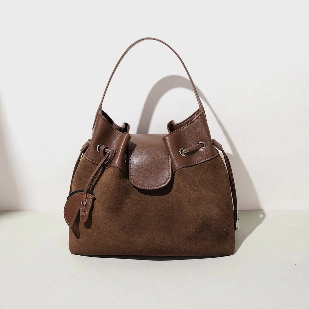 Sac seau chic en cuir suédé avec cordon de serrage et breloque cheval